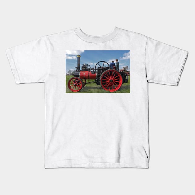 Chieftain traction engine Kids T-Shirt by avrilharris